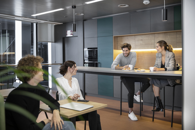 Coffee areas y cómo ayudan a la productividad laboral - First Workplaces